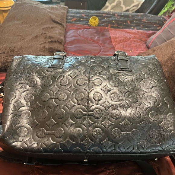 Men’s/women’s Coach embossed leather overnight bag. - Picture 2 of 6